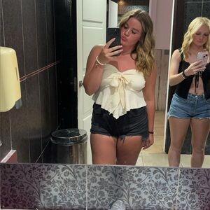 Meet your Posher, Ella